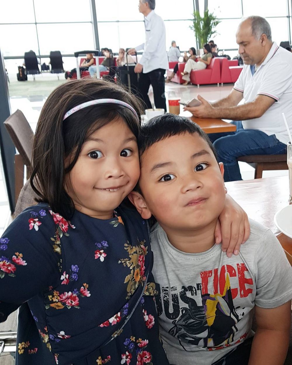 8 Gaya Aditya Manilkara anak bungsu Wendi Cagur, gantengnya kebangetan