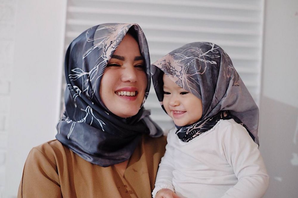 Kompak kenakan hijab, Alice Norin & putrinya panen pujian