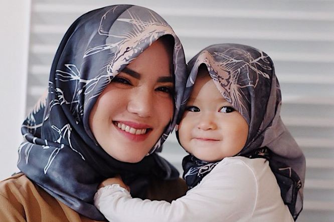 Kompak kenakan hijab, Alice Norin & putrinya panen pujian
