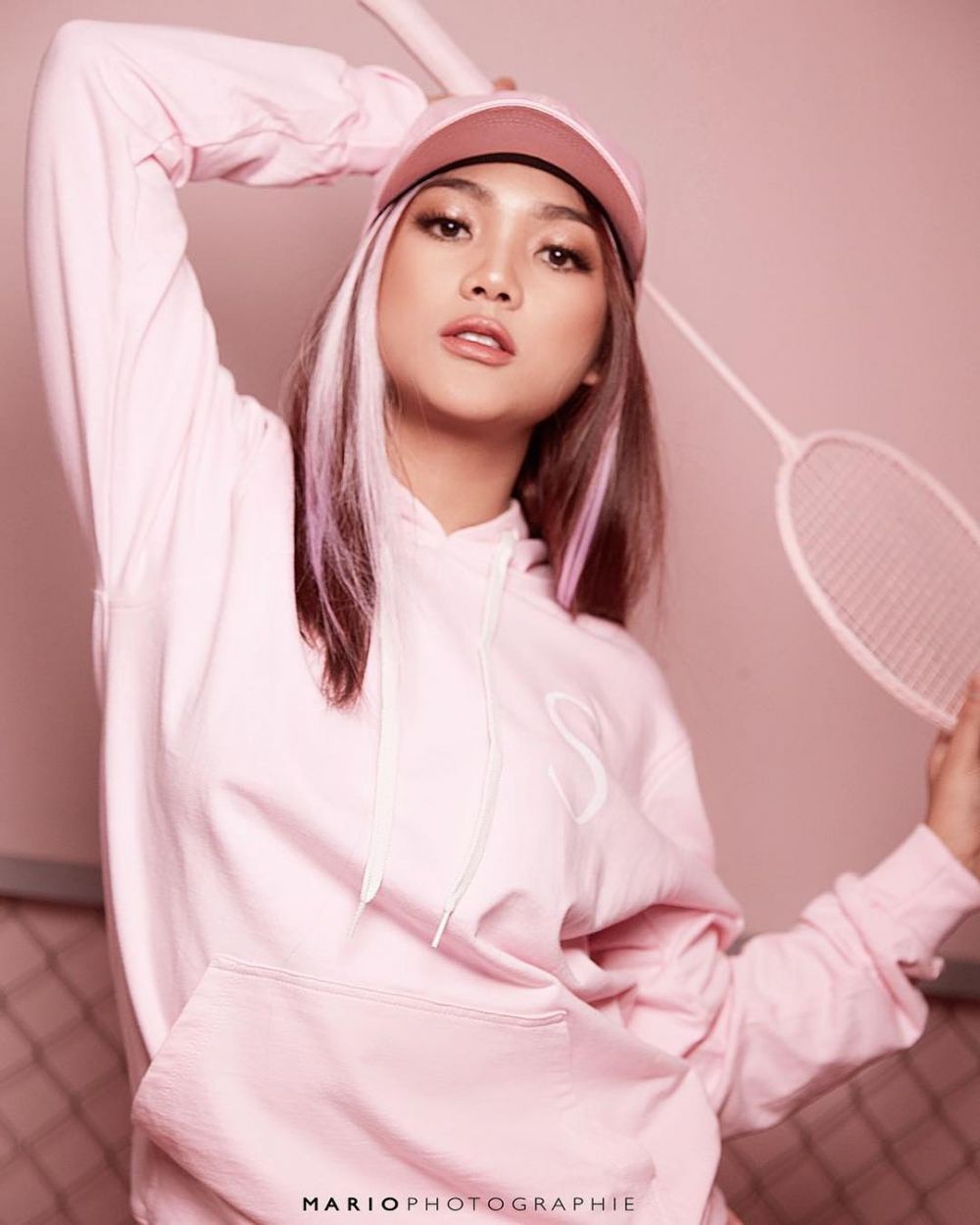 Pemotretan jadi atlet bulutangkis serba pink, Marion Jola tuai pujian