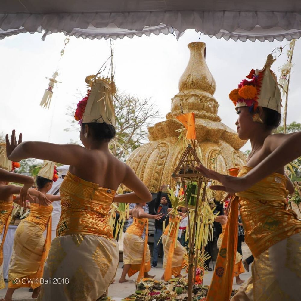 11 Potret detik-detik pemasangan mahkota patung Garuda Wisnu Kencana