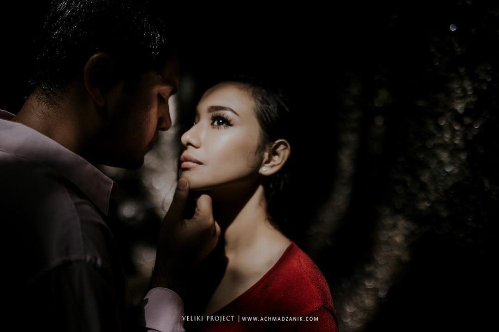 10 Potret prewedding Rizky Alatas & Adzana, mesra di bawah air terjun