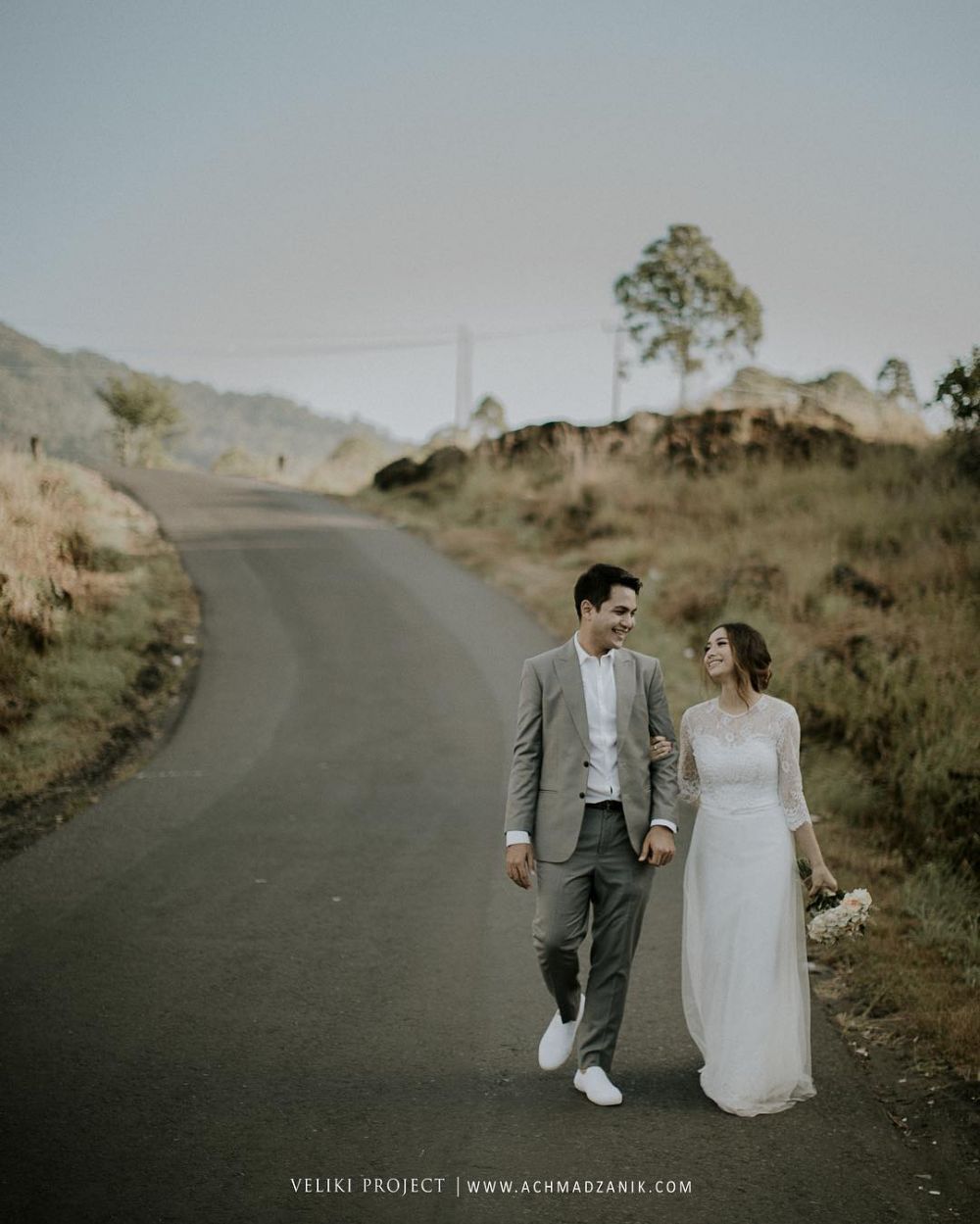 10 Potret prewedding Rizky Alatas & Adzana, mesra di bawah air terjun