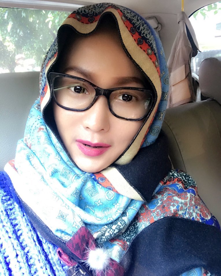 10 Gaya Inul Daratista saat pakai hijab, fashionable banget