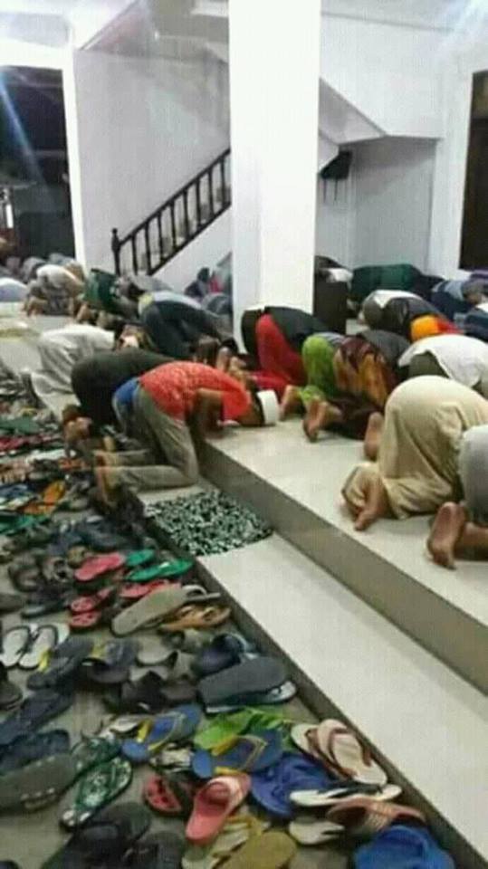 5 Kelakuan orang Indonesia saat tarawih, bikin geleng-geleng kepala