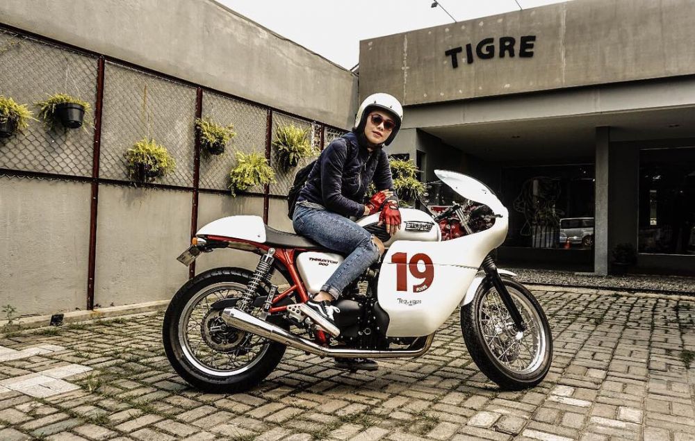 10 Gaya OOTD Omesh saat kendarai motor gede, gahar banget