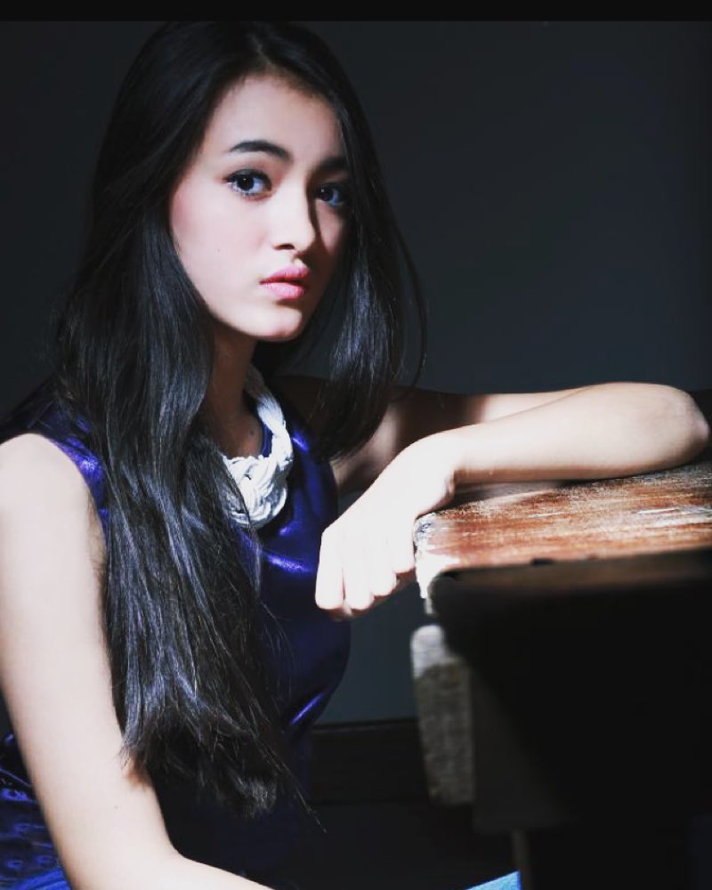 11 Gaya Mawar Eva pamer pundak, lawan main Iqbaal di film Bumi Manusia