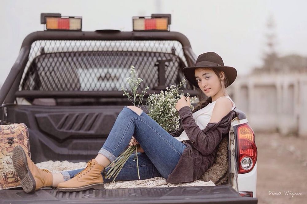 11 Gaya Mawar Eva pamer pundak, lawan main Iqbaal di film Bumi Manusia