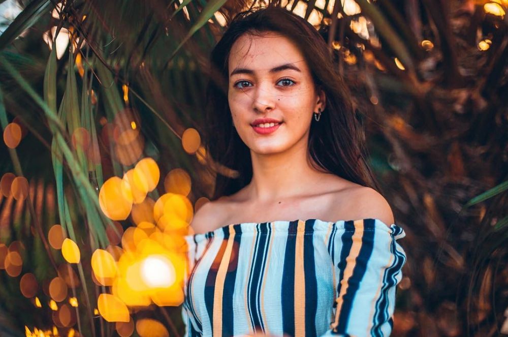 11 Gaya Mawar Eva pamer pundak, lawan main Iqbaal di film Bumi Manusia