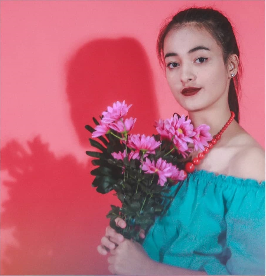 11 Gaya Mawar Eva pamer pundak, lawan main Iqbaal di film Bumi Manusia