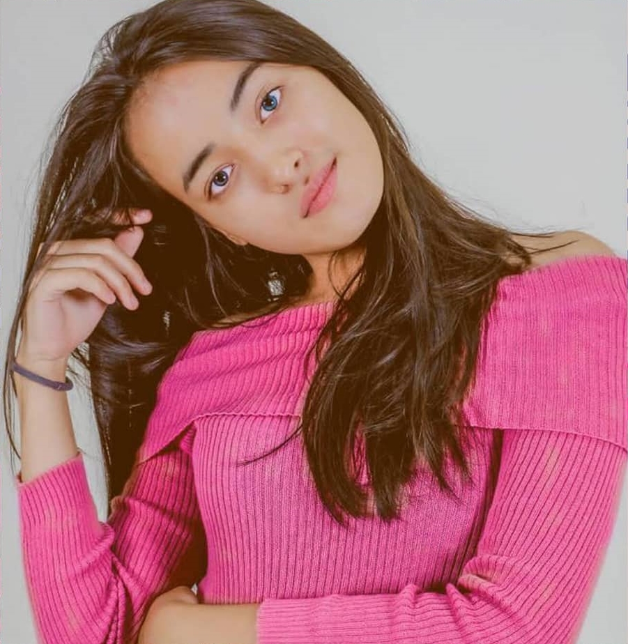 11 Gaya Mawar Eva pamer pundak, lawan main Iqbaal di film Bumi Manusia