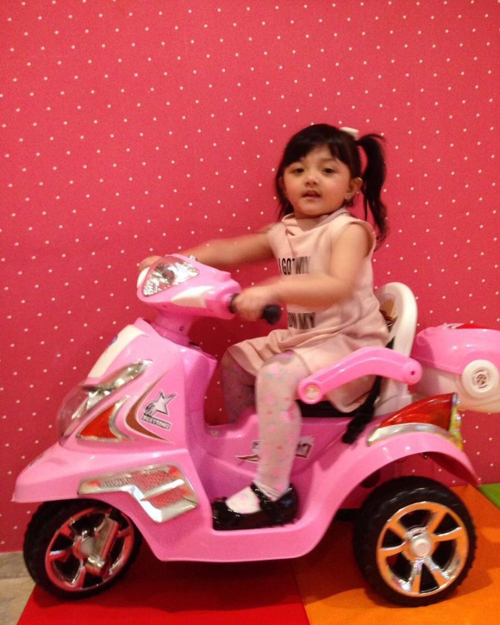 9 Penampakan kamar & ruang bermain Arsy yang serba pink, penuh mainan