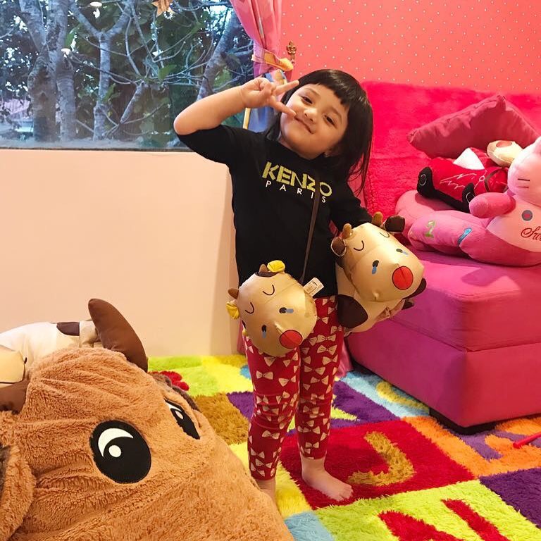 9 Penampakan kamar & ruang bermain Arsy yang serba pink, penuh mainan