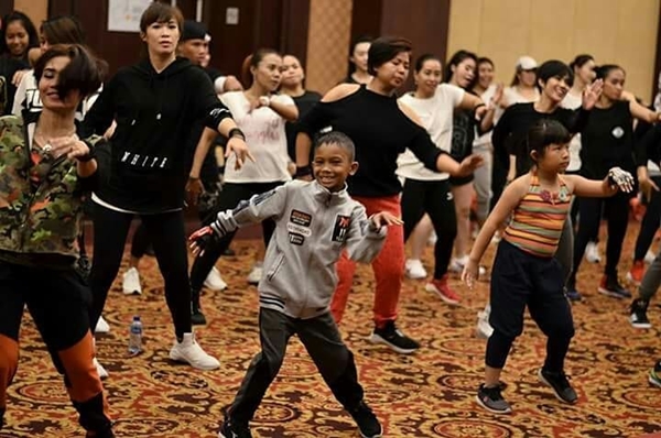 6 Potret Tyo, bocah SD yang masuk Instagram Liam Payne saat zumba