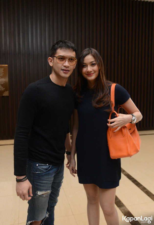 Jarang terekspos, ini 10 kemesraan Rezky Aditya dan kekasih cantiknya