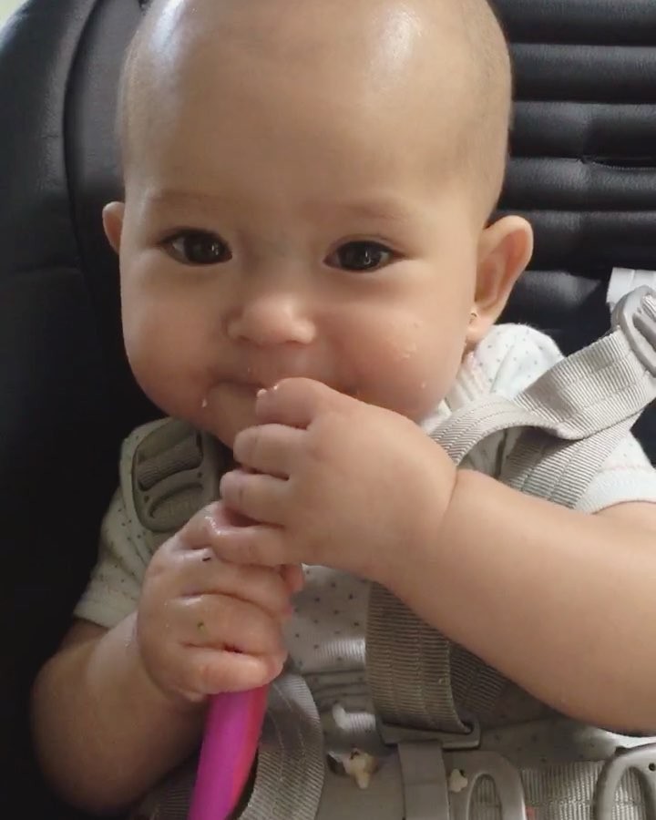 6 Ekspresi menggemaskan anak seleb saat MPASI, wajahnya cemong semua