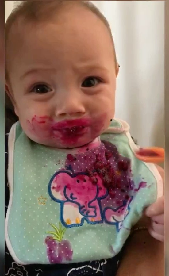6 Ekspresi menggemaskan anak seleb saat MPASI, wajahnya cemong semua