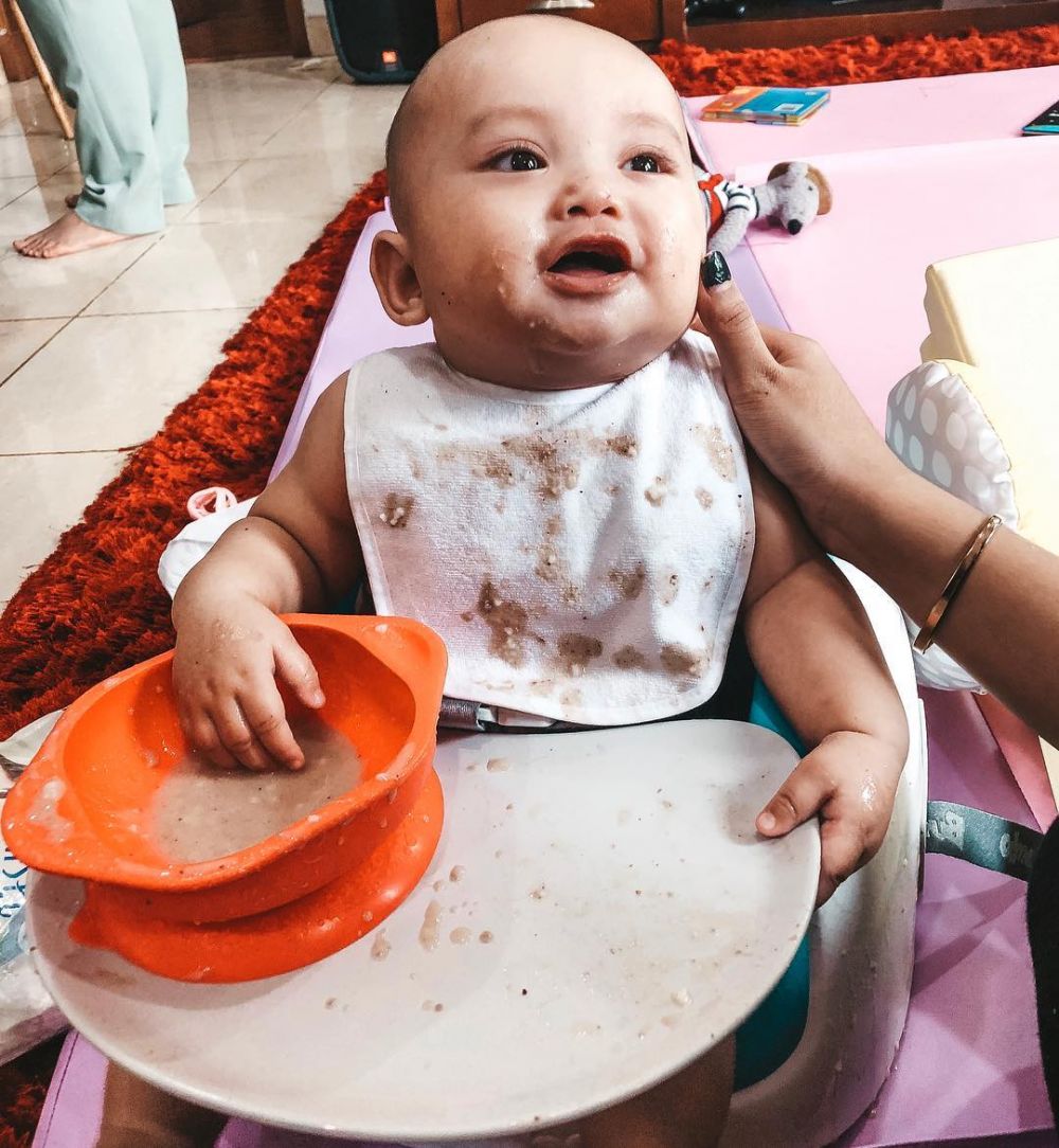 6 Ekspresi menggemaskan anak seleb saat MPASI, wajahnya cemong semua