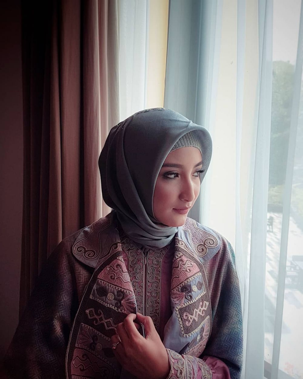 10 Penampilan terbaru Chaca Thakya, makin memesona dengan hijabnya