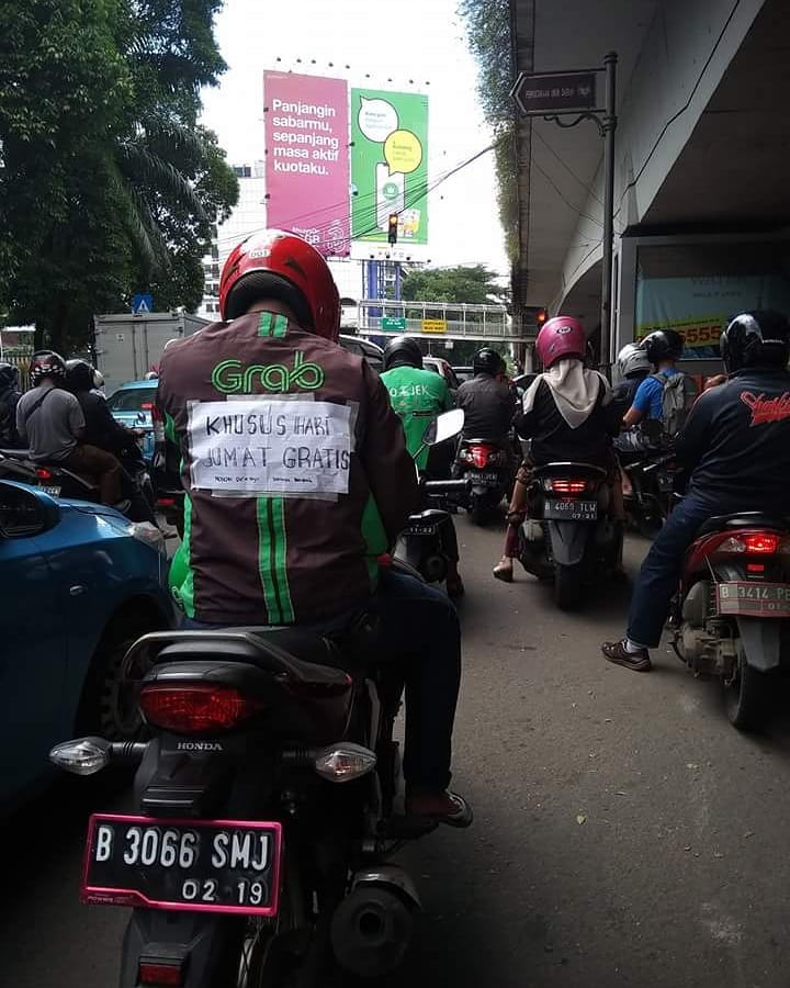12 Potret kebaikan sopir ojek online dan penumpang saat Ramadan