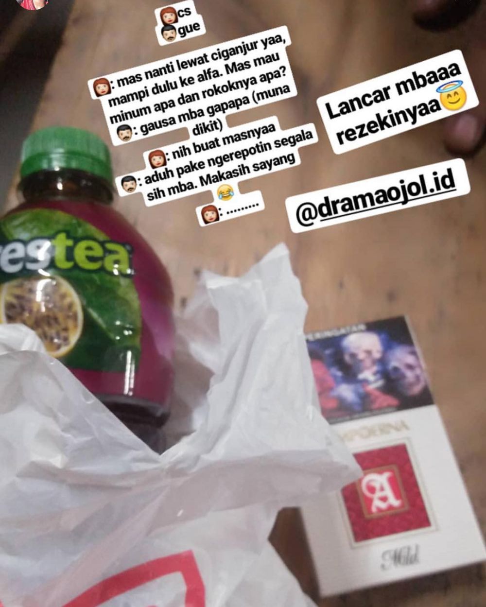 12 Potret kebaikan sopir ojek online dan penumpang saat Ramadan