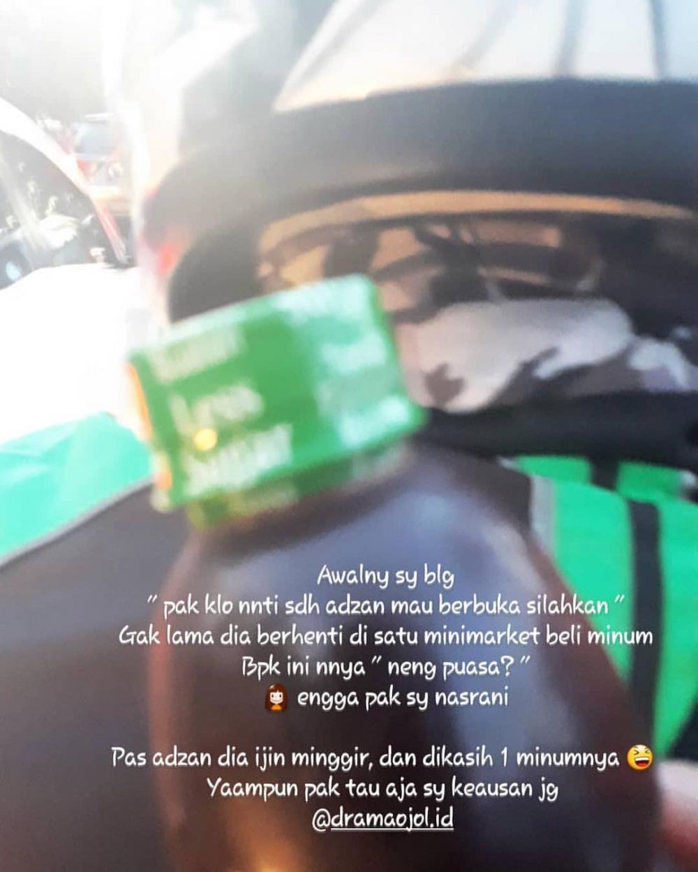 12 Potret kebaikan sopir ojek online dan penumpang saat Ramadan