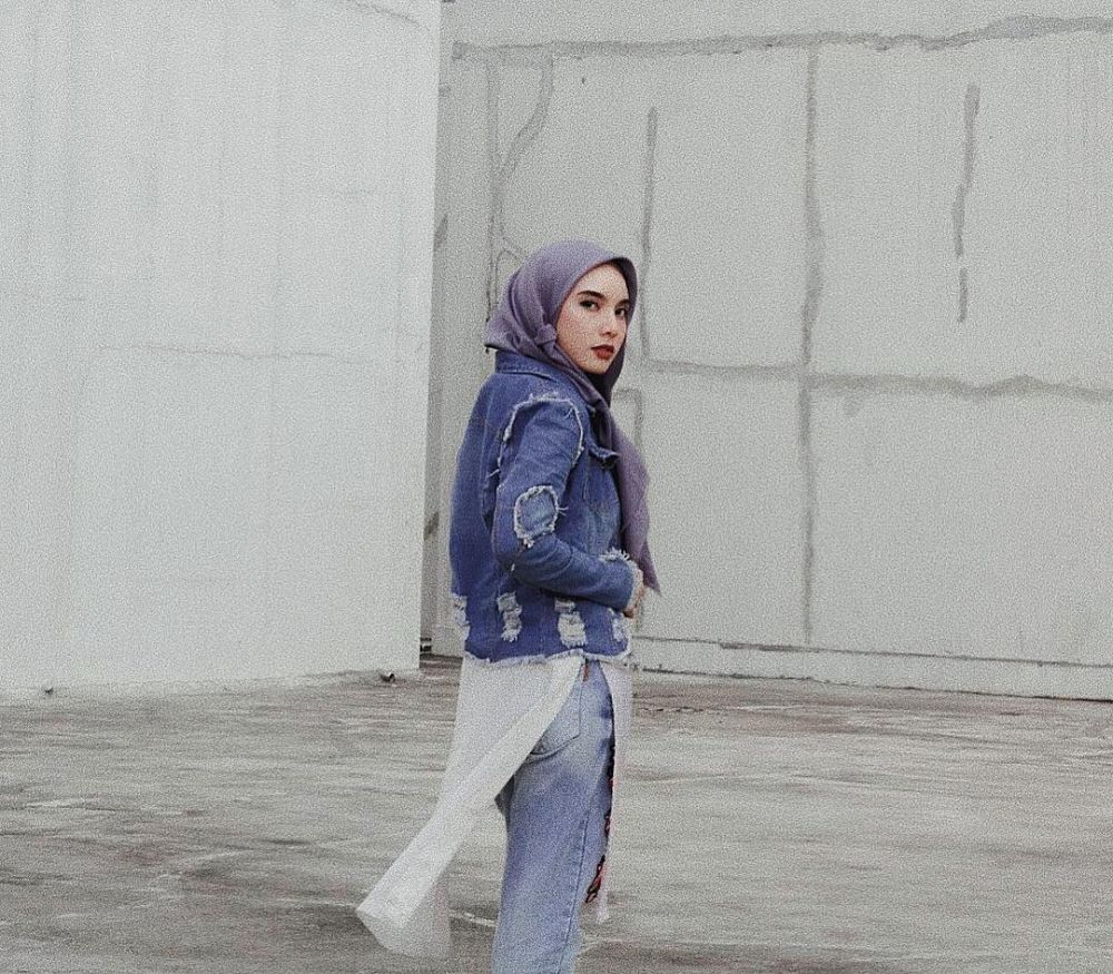 10 Pesona Riska Ariyanti, hijaber cantik anggota manajemen Awkarin