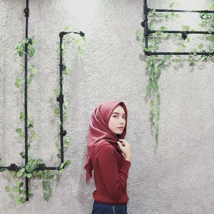 10 Pesona Riska Ariyanti, hijaber cantik anggota manajemen Awkarin