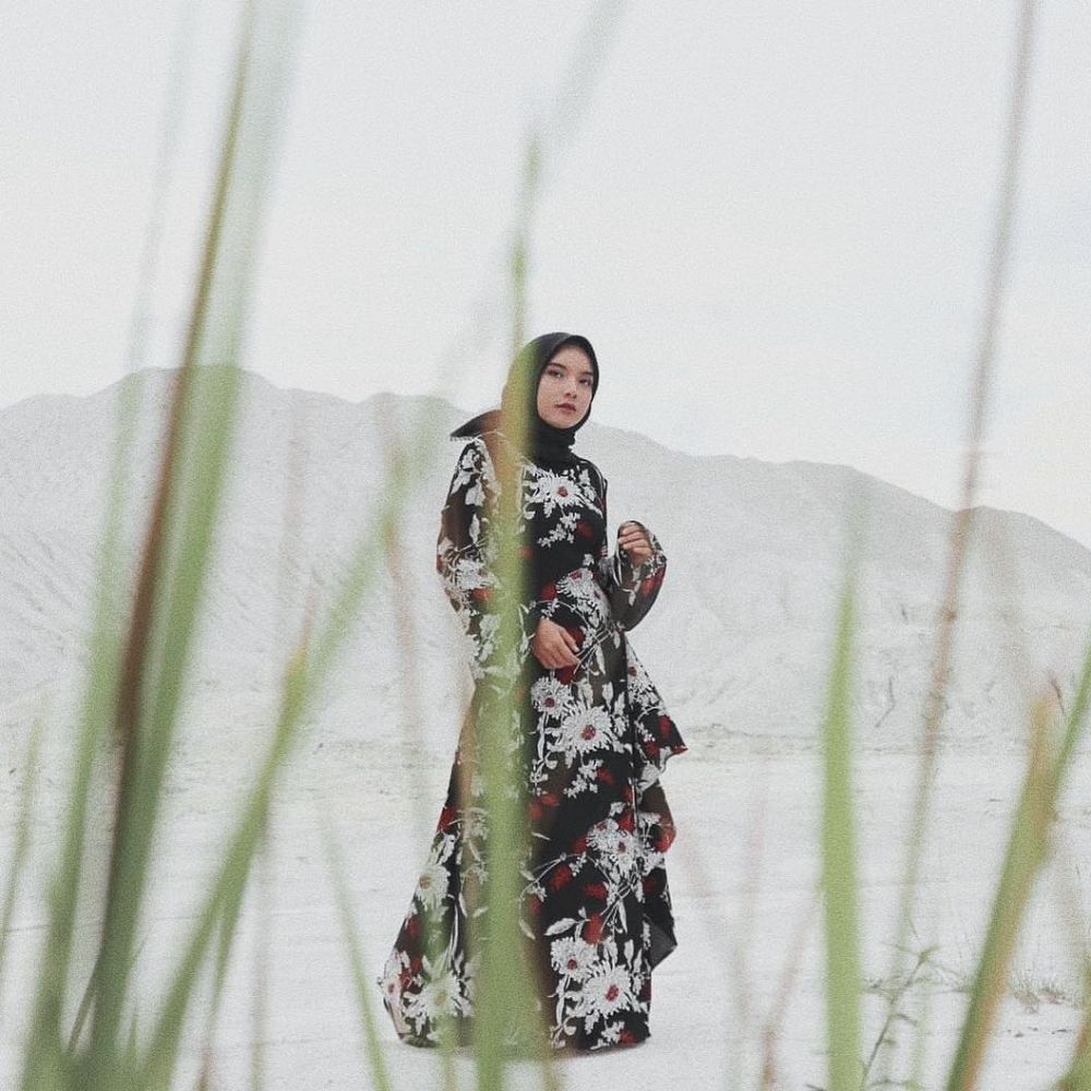10 Pesona Riska Ariyanti, hijaber cantik anggota manajemen Awkarin