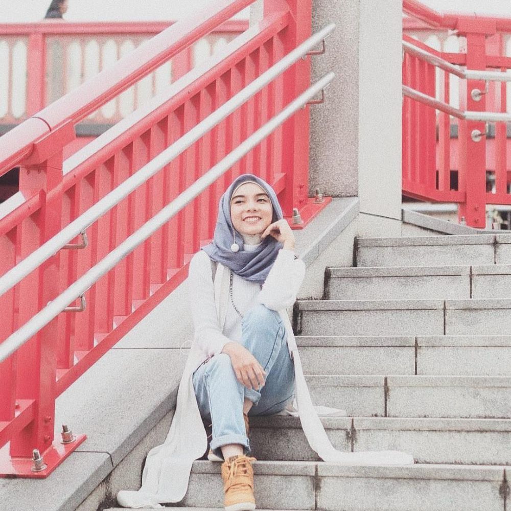 10 Pesona Riska Ariyanti, hijaber cantik anggota manajemen Awkarin