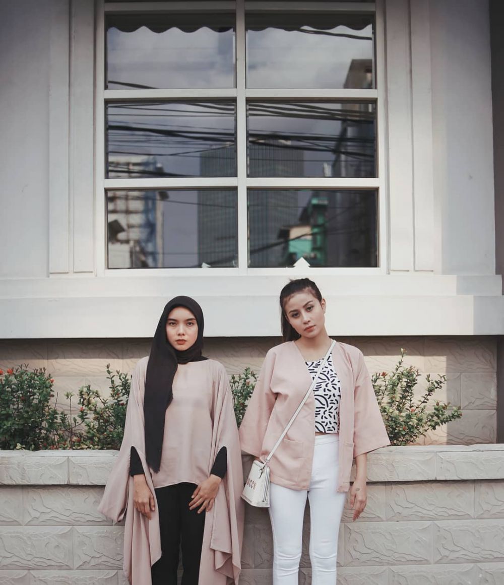 10 Pesona Riska Ariyanti, hijaber cantik anggota manajemen Awkarin