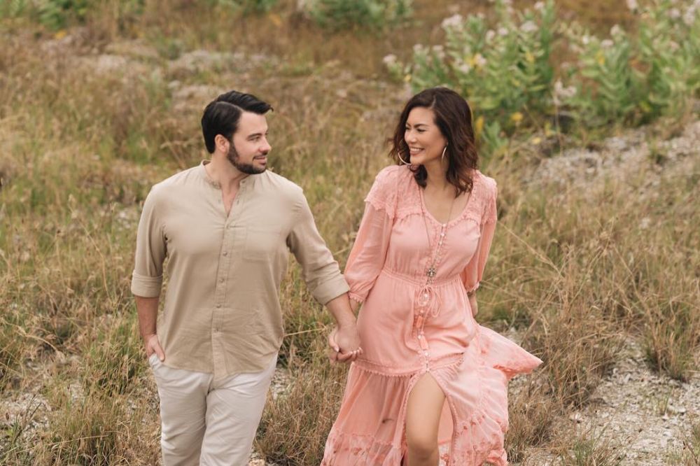 10 Kemesraan Aline Adita & suami sebelum nikah, lengket kayak prangko