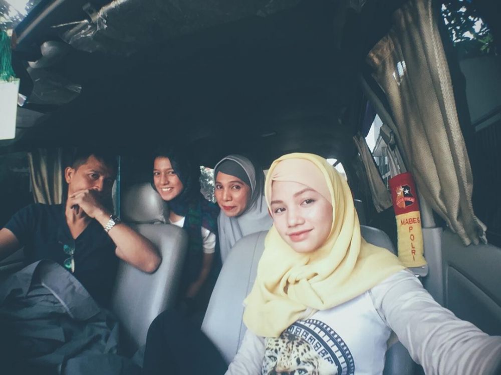 10 Gaya Bella Graceva saat berhijab, imutnya semanis es kepal