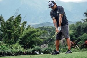 5 Potret Bobby Kool 'SID', anak punk yang jago main golf