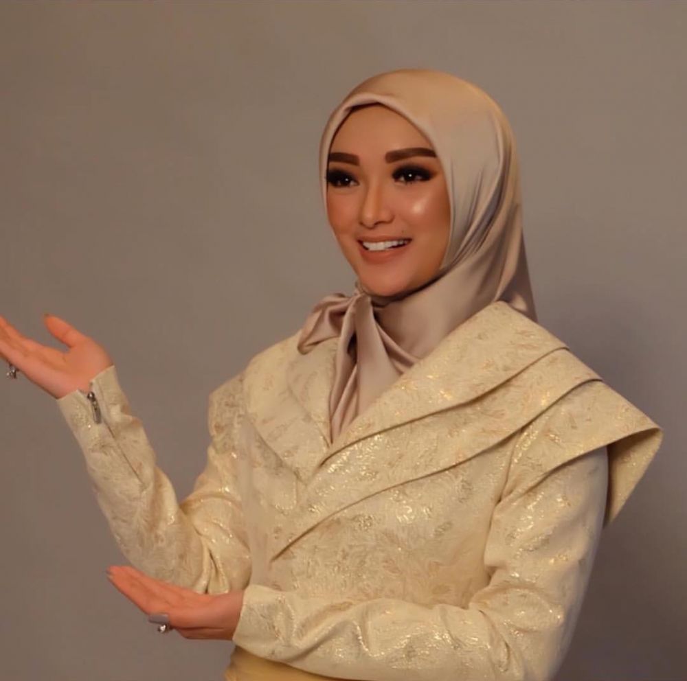 Kerap tampil seksi, ini 7 pesona Zaskia Gotik dengan balutan hijab
