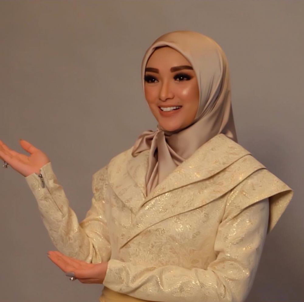 Kerap tampil seksi, ini 7 pesona Zaskia Gotik dengan balutan hijab