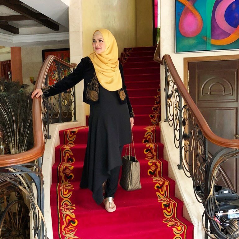 Pasca melahirkan, ini 10 penampilan Siti Nurhaliza yang tetap langsing