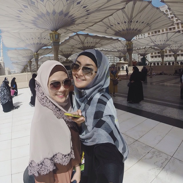 8 Potret memesona Kevin Liliana saat berhijab, langsung bikin pangling