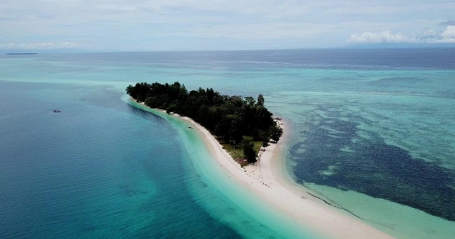 Fenomena laut terbelah 3 pantai di Indonesia ini keren abis