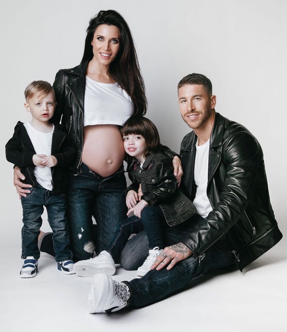 Terkenal kasar di lapangan, ini 10 bukti Sergio Ramos family man