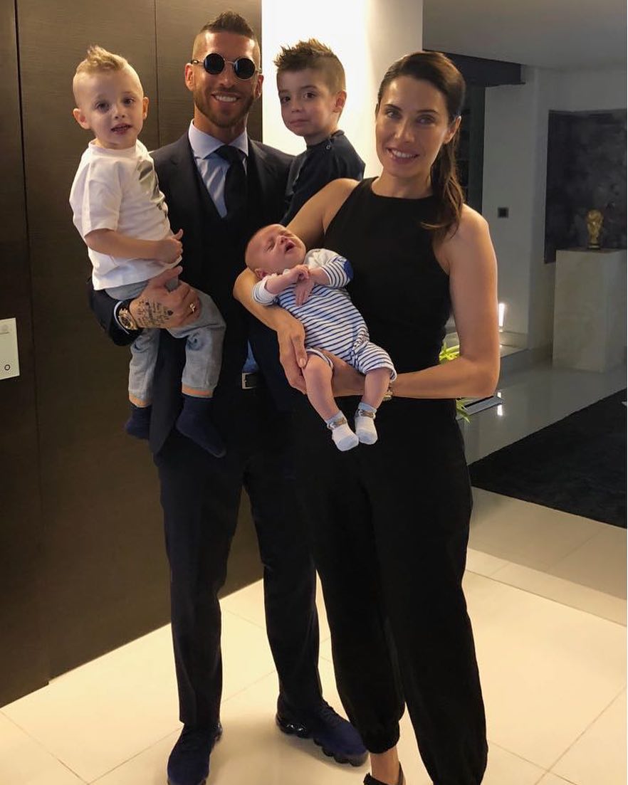 Terkenal kasar di lapangan, ini 10 bukti Sergio Ramos family man
