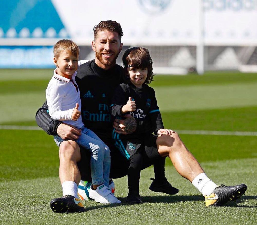 Terkenal kasar di lapangan, ini 10 bukti Sergio Ramos family man