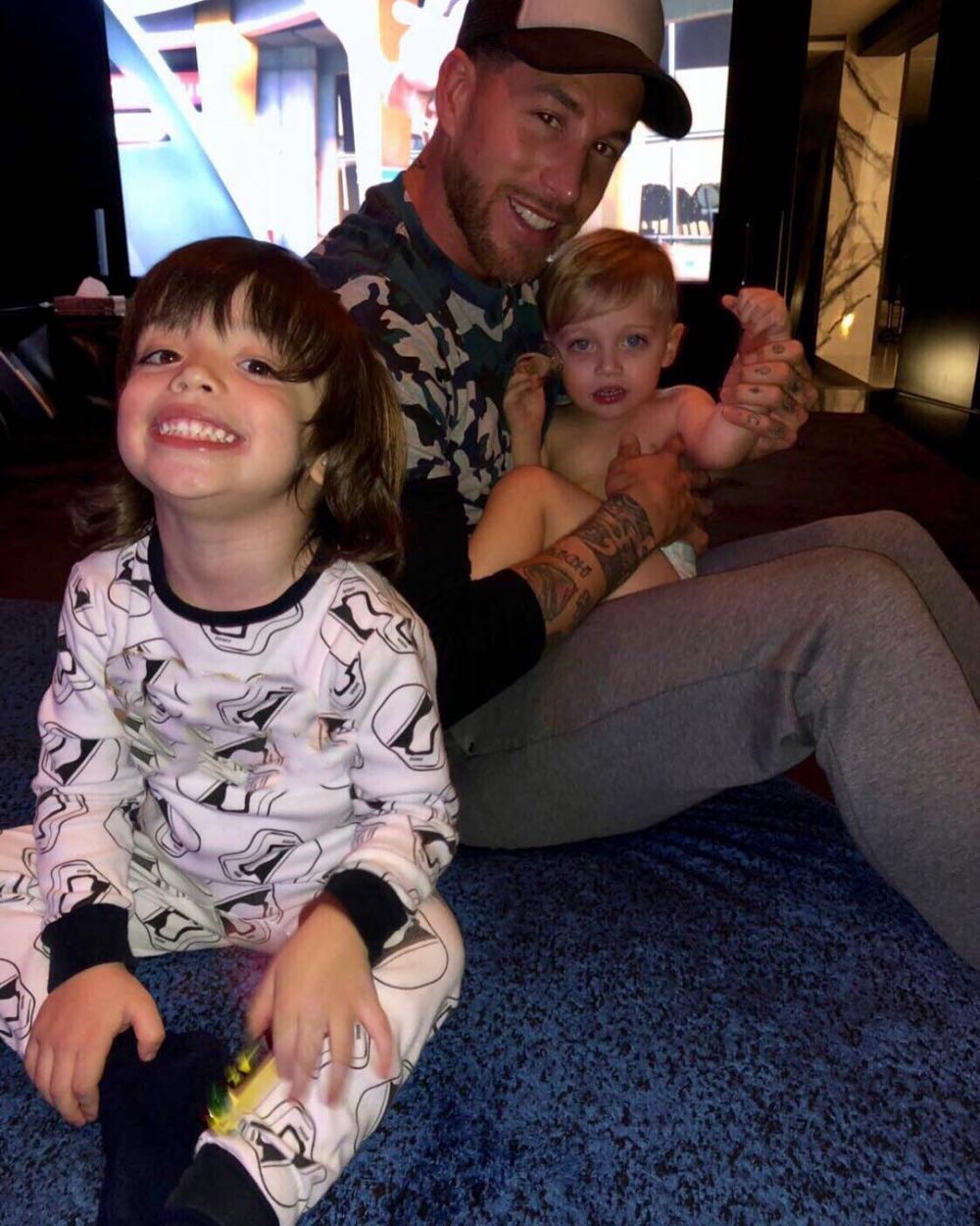 Terkenal kasar di lapangan, ini 10 bukti Sergio Ramos family man
