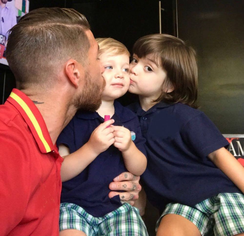 Terkenal kasar di lapangan, ini 10 bukti Sergio Ramos family man