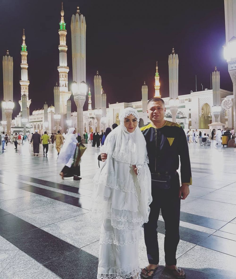 10 Potret Krisdayanti & Raul Lemos beribadah umrah, penampilannya wow!