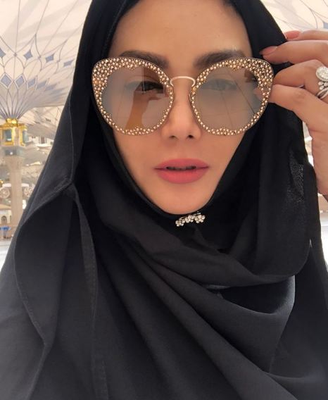 10 Potret Krisdayanti & Raul Lemos beribadah umrah, penampilannya wow!