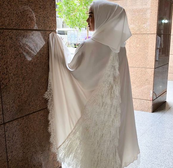 10 Potret Krisdayanti & Raul Lemos beribadah umrah, penampilannya wow!