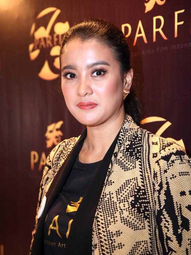 Bersuami pembalap, ini 10 beda gaya Sissy Priscillia dan Marcella