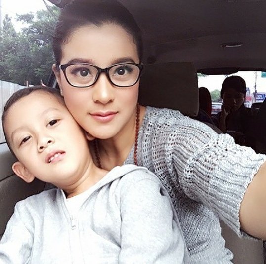 Bersuami pembalap, ini 10 beda gaya Sissy Priscillia dan Marcella