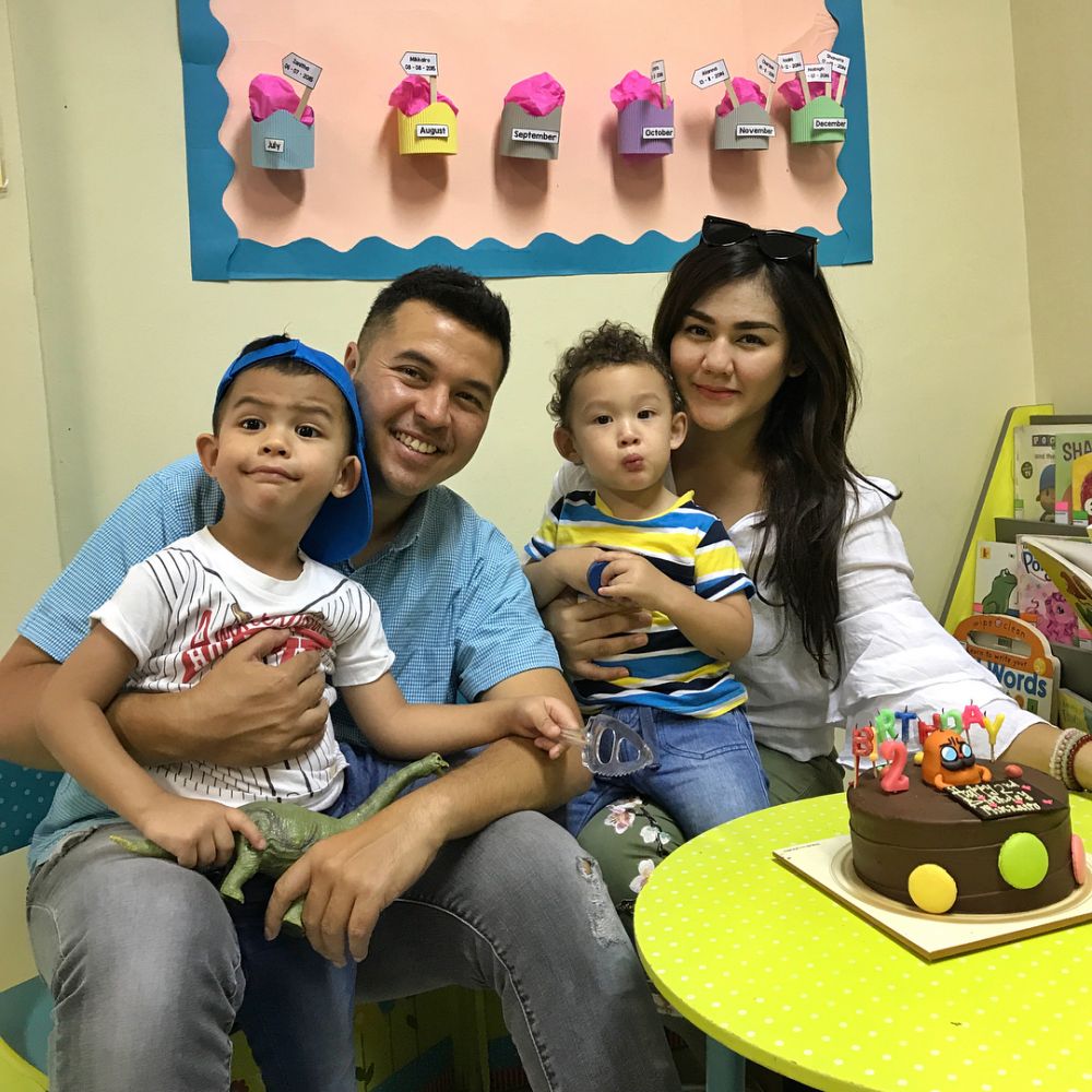 Bersuami pembalap, ini 10 beda gaya Sissy Priscillia dan Marcella